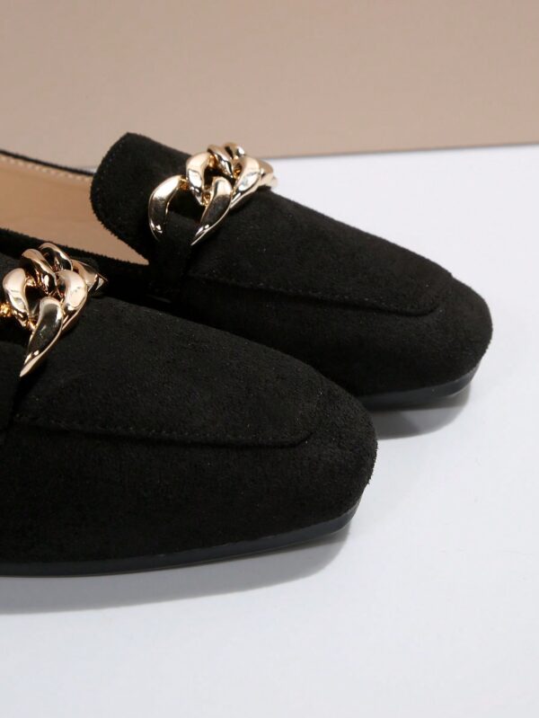 Mocasines Planos de Punta Cuadrada con Cadena Metálica para Mujer - Image 4
