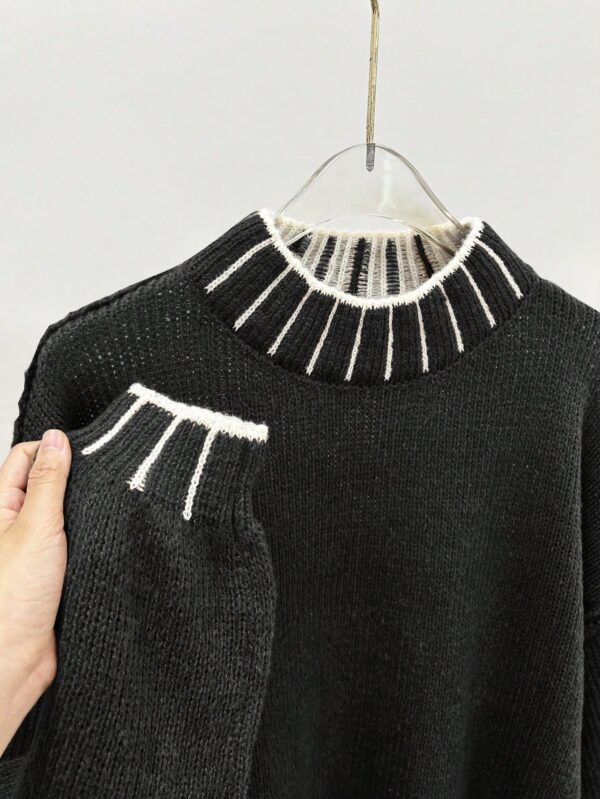 Sweater Casual Oversize con Cuello y Puños Estampados - Image 5