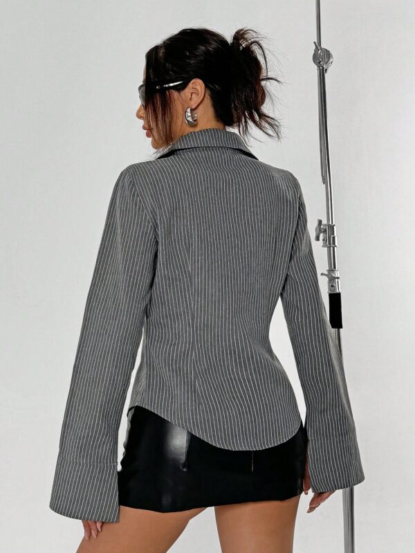 Blusa de Negocios Casual a Rayas con Botones y Manga Larga - Image 8