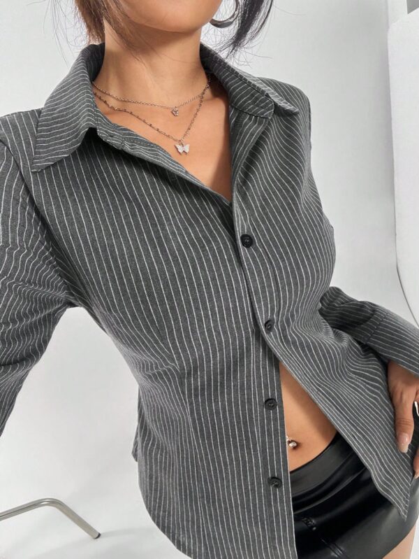 Blusa de Negocios Casual a Rayas con Botones y Manga Larga - Image 9