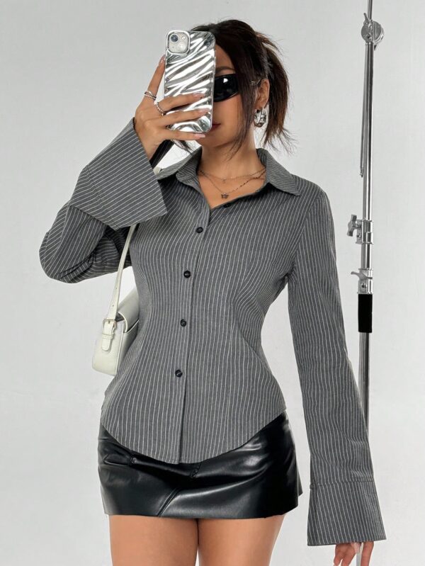 Blusa de Negocios Casual a Rayas con Botones y Manga Larga - Image 12