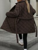 Abrigo Acolchado de Diseño Minimalista con Cuello Solapa y Cinturón