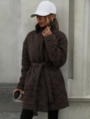 Abrigo Acolchado de Diseño Minimalista con Cuello Solapa y Cinturón