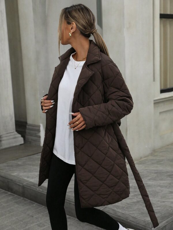 Abrigo Acolchado de Diseño Minimalista con Cuello Solapa y Cinturón - Image 5