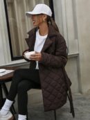 Abrigo Acolchado de Diseño Minimalista con Cuello Solapa y Cinturón