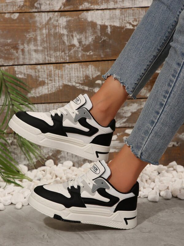 Zapatillas Deportivas Blancas de Estilo Vintage para Mujer - Image 2