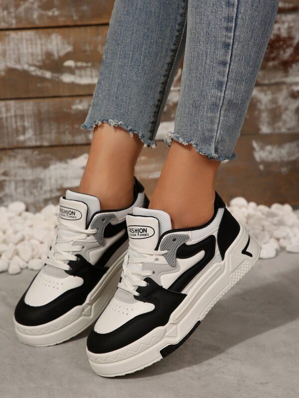Zapatillas Deportivas Blancas de Estilo Vintage para Mujer - Image 3