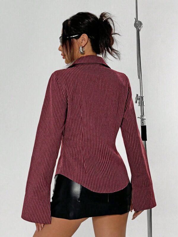 Blusa de Negocios Casual a Rayas con Botones y Manga Larga - Image 2