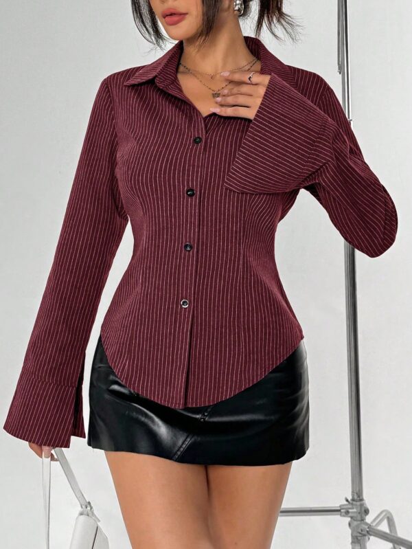 Blusa de Negocios Casual a Rayas con Botones y Manga Larga - Image 4