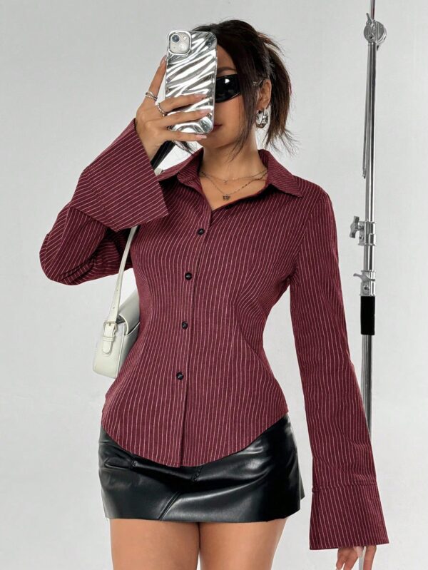Blusa de Negocios Casual a Rayas con Botones y Manga Larga - Image 5
