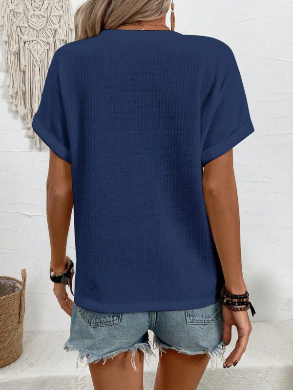 Camiseta de Verano Casual con Cuello en V y Botones Decorativos - Image 39