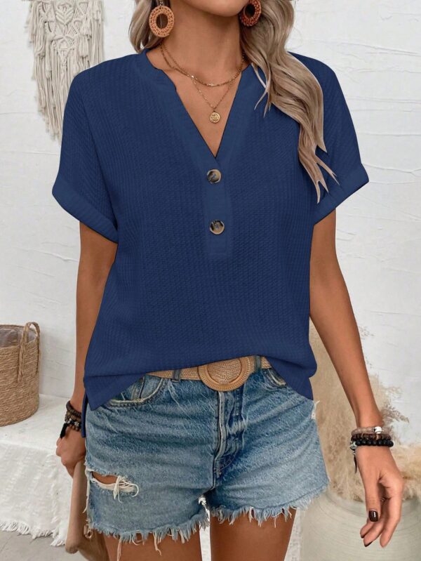 Camiseta de Verano Casual con Cuello en V y Botones Decorativos - Image 40