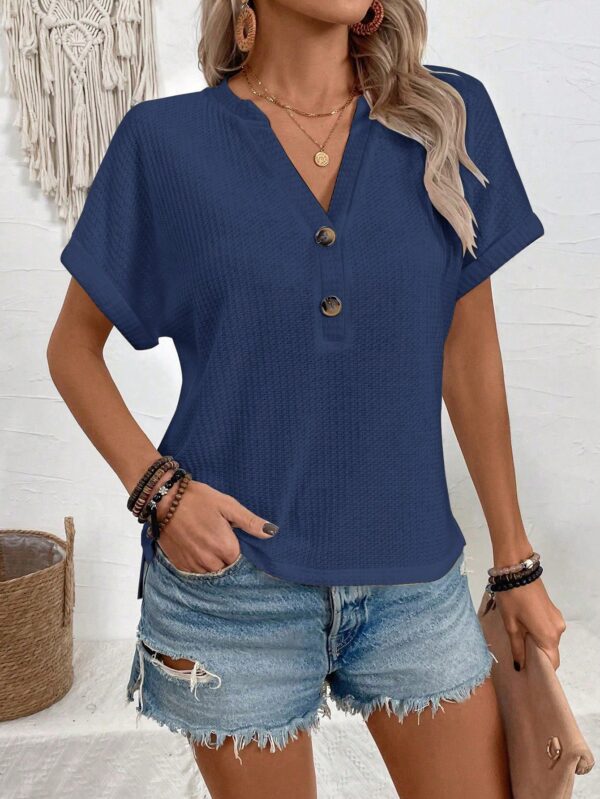 Camiseta de Verano Casual con Cuello en V y Botones Decorativos - Image 41