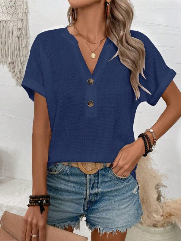 Camiseta de Verano Casual con Cuello en V y Botones Decorativos - Image 42