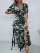 Vestido Largo Elegante de Estampado Tropical con Escote en V y Volantes