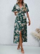 Vestido Largo Elegante de Estampado Tropical con Escote en V y Volantes