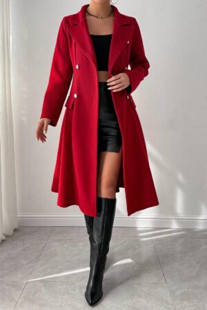 Abrigo Rojo de Lana con Cuello Alto y Triple Botonadura