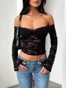 Blusa Y2K Ajustada con Hombros Descubiertos y Manga Larga de Encaje