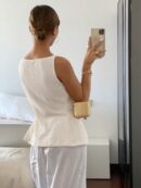 Blusa sin Mangas con Botones Frontales y Diseño Asimétrico
