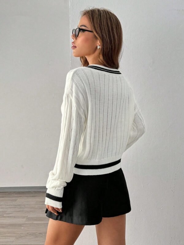 Sweater a Rayas con Cuello en V y Manga Larga - Image 2