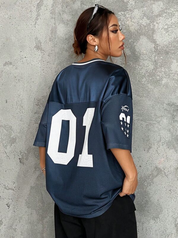 Camiseta Deportiva de Malla con Estampado de Números y Letras - Image 9