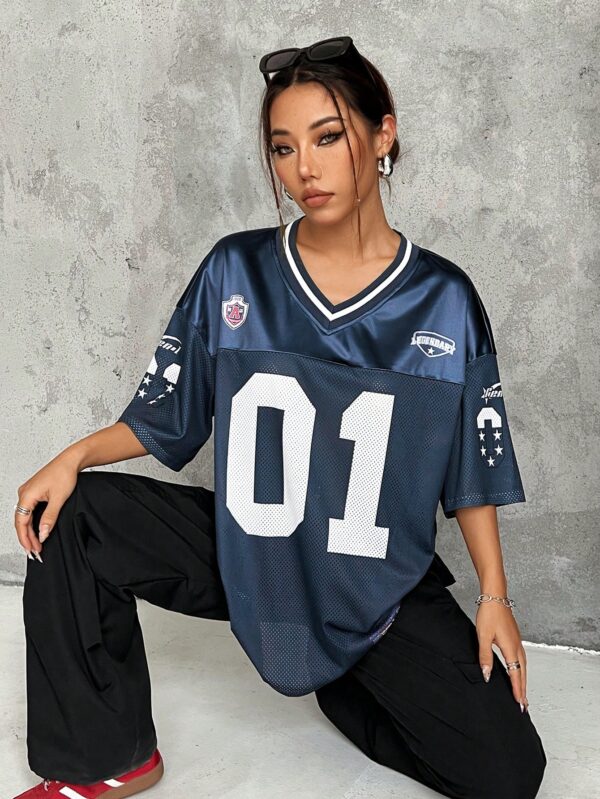 Camiseta Deportiva de Malla con Estampado de Números y Letras - Image 11