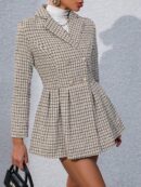 Abrigo Tweed Plisado con Doble Botonadura y Cuello Solapa