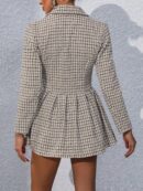 Abrigo Tweed Plisado con Doble Botonadura y Cuello Solapa