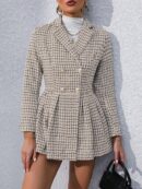 Abrigo Tweed Plisado con Doble Botonadura y Cuello Solapa
