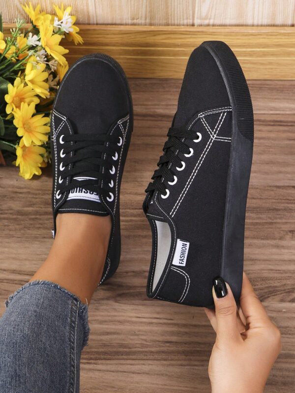 Zapatillas Deportivas de Lona Negra y Blanca, Estilo Universitario - Image 4
