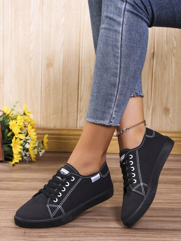 Zapatillas Deportivas de Lona Negra y Blanca, Estilo Universitario - Image 5