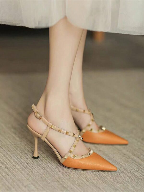 Sandalias Slingback de Taco Alto con Tachuelas y Correas Cruzadas - Image 11