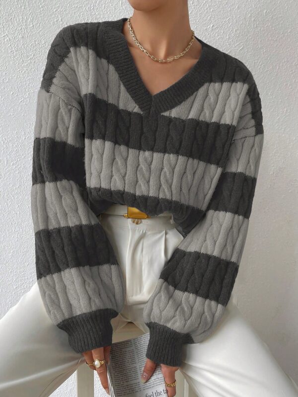 Sweater Oversize Bicolor con Cuello en V y Mangas Caídas - Image 13