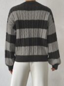 Sweater Oversize Bicolor con Cuello en V y Mangas Caídas