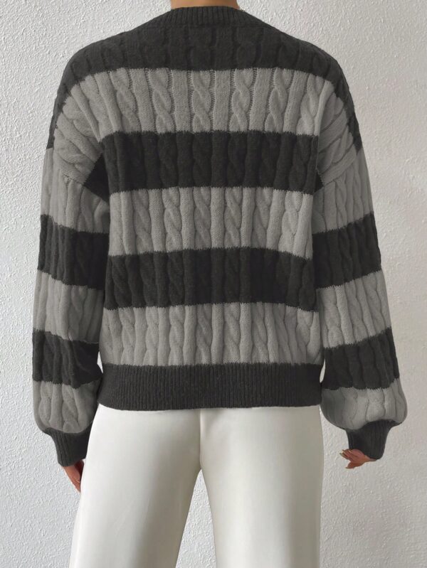 Sweater Oversize Bicolor con Cuello en V y Mangas Caídas - Image 14