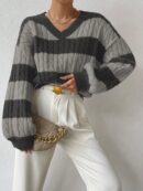 Sweater Oversize Bicolor con Cuello en V y Mangas Caídas