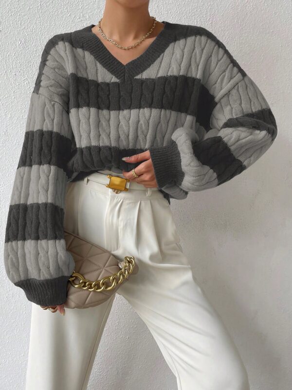 Sweater Oversize Bicolor con Cuello en V y Mangas Caídas - Image 15