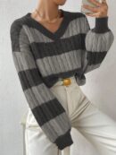 Sweater Oversize Bicolor con Cuello en V y Mangas Caídas