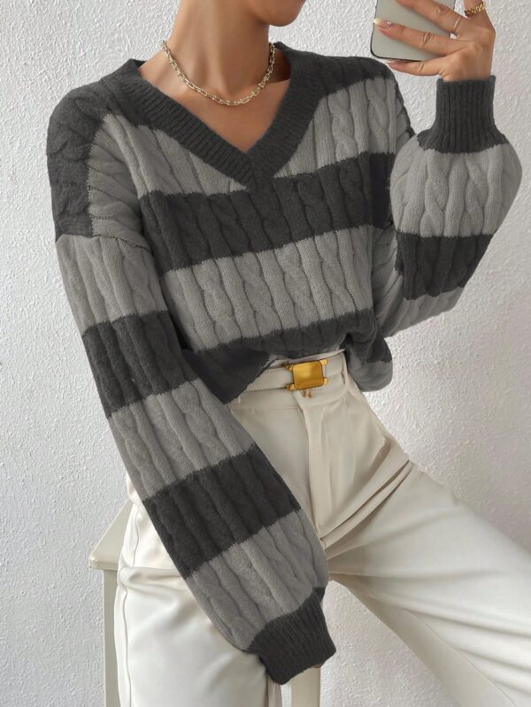 Sweater Oversize Bicolor con Cuello en V y Mangas Caídas - Image 16