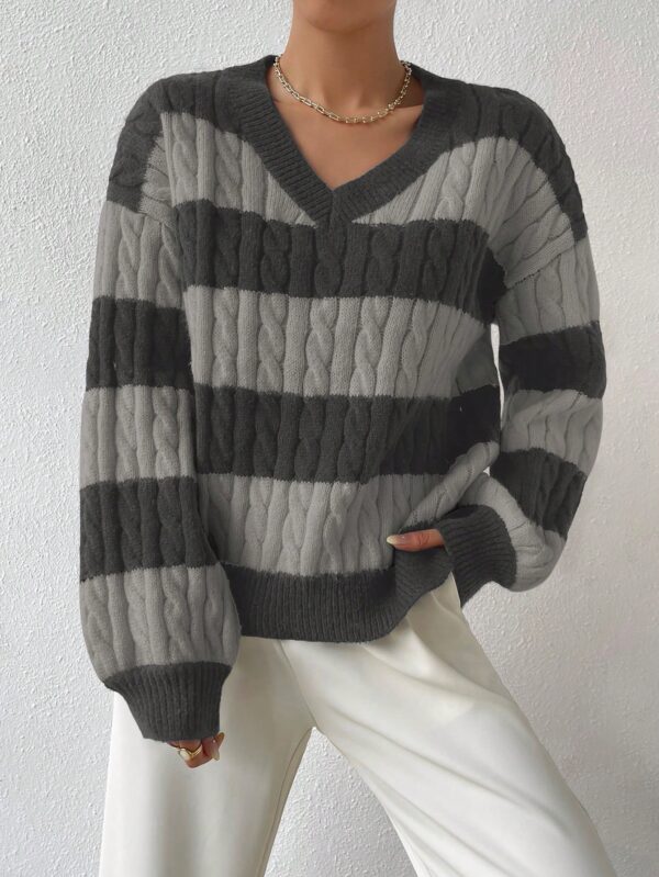 Sweater Oversize Bicolor con Cuello en V y Mangas Caídas - Image 17