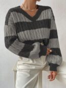 Sweater Oversize Bicolor con Cuello en V y Mangas Caídas
