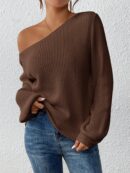 Sweater de Cuello Asimétrico en Punto Cafí Solido