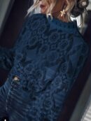 Blusa Elegante de Encaje con Cuello Alto y Manga Larga