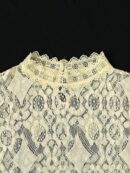 Blusa Elegante de Encaje con Cuello Alto y Manga Larga