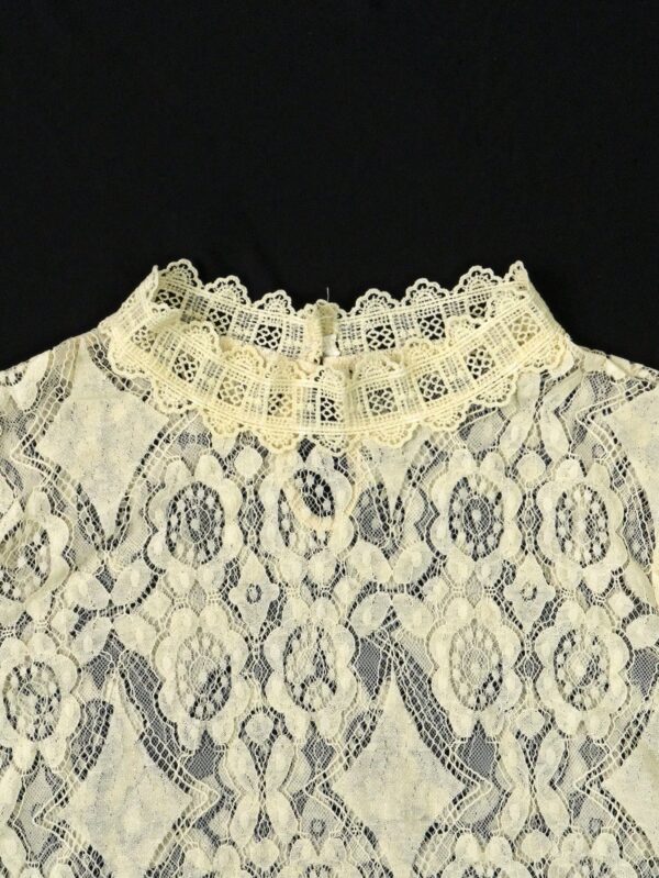 Blusa Elegante de Encaje con Cuello Alto y Manga Larga - Image 18