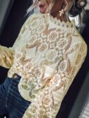 Blusa Elegante de Encaje con Cuello Alto y Manga Larga