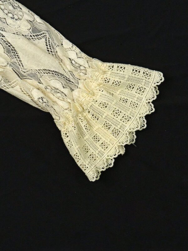 Blusa Elegante de Encaje con Cuello Alto y Manga Larga - Image 19