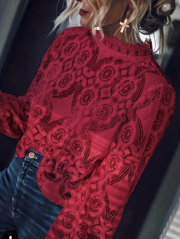 Blusa Elegante de Encaje con Cuello Alto y Manga Larga