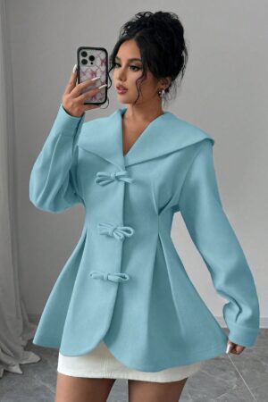 Abrigo Elegante Blanco con Cuello Marinero y Botones Frontales