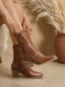 Botas Cortas Bordadas de Estilo Western con Punta Afilada